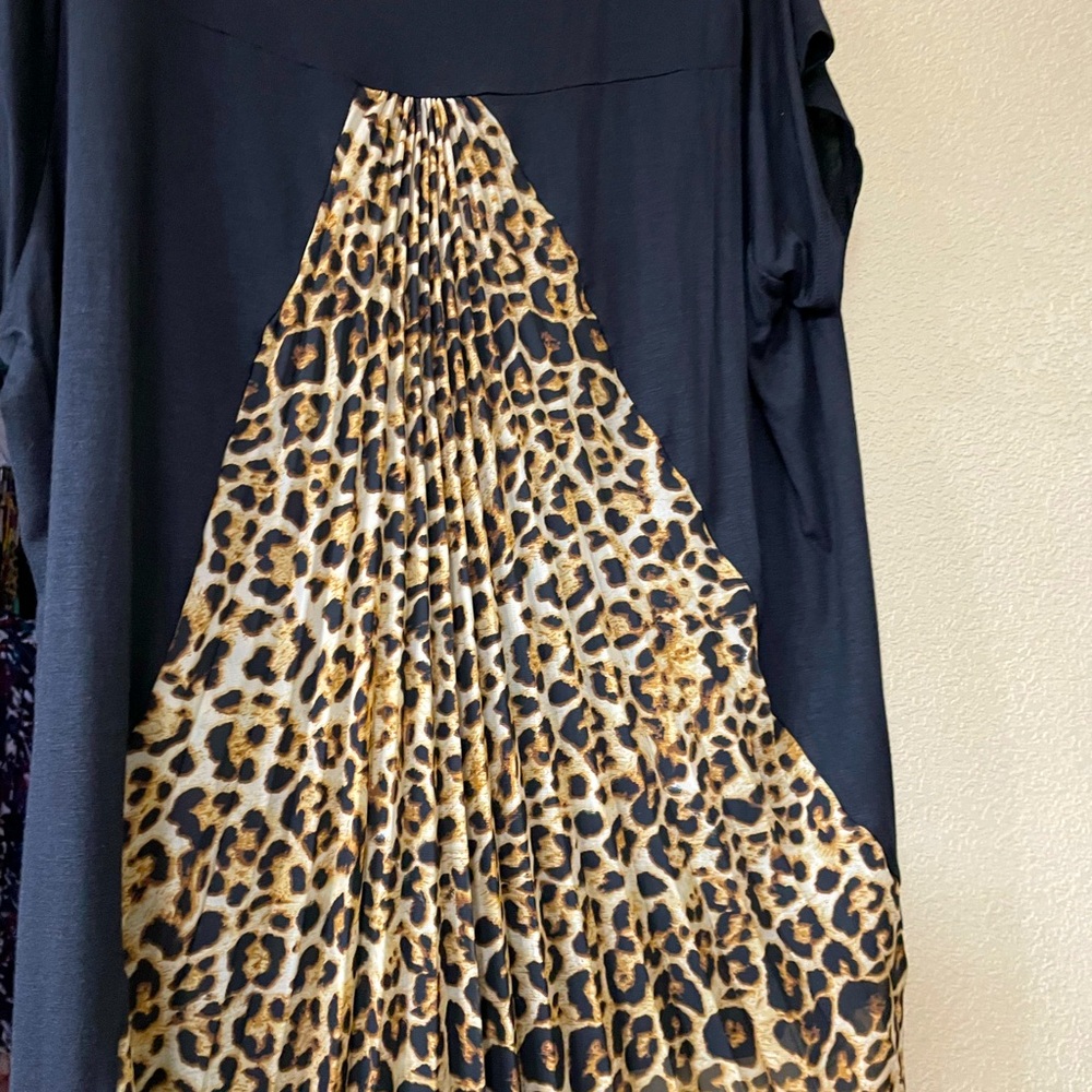 Julie’s closet 3x Black top with leopard back